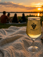 Cheers To Go Rosé beim Picknick am See bei Sonnenuntergang – Weißwein im praktischen To-Go-Format für unterwegs und besondere Momente im Freien.